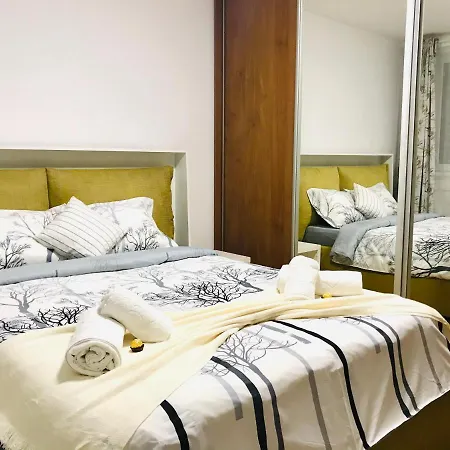 Apartment Downtown Privilege With In-room Coffee & Tea